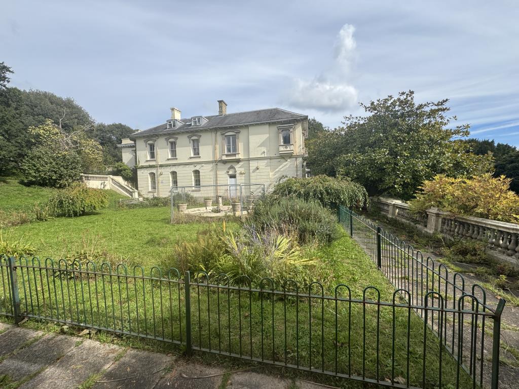 Lot: 82 - MANSION VILLA LOCATED IN CITY CENTRE PARK - Side view of the property with gardens